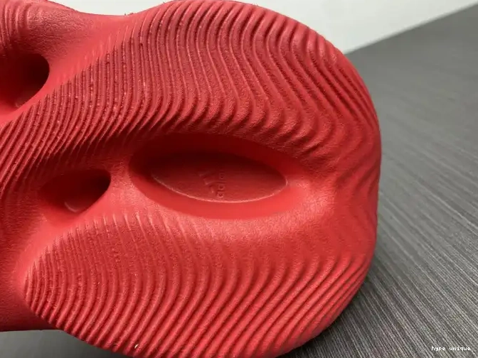 hype CW3355 Red Yeezy Adidas Foam 0608